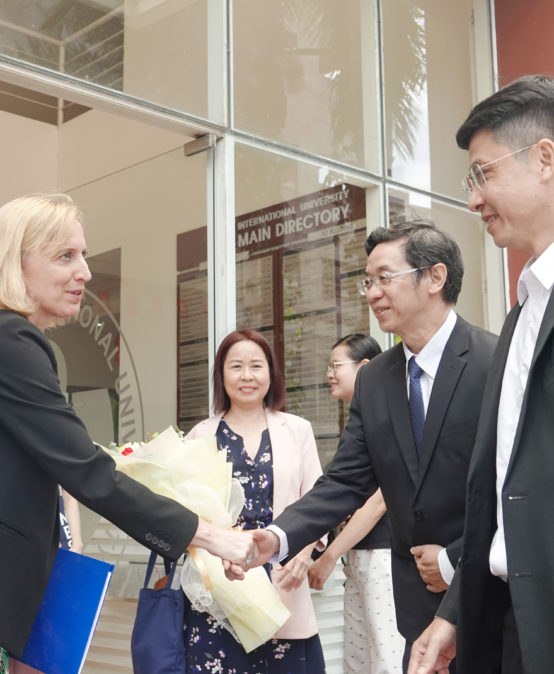TỔNG LÃNH SỰ HOA KỲ TẠI TPHCM NÓI CHUYỆN VỚI SINH VIÊN TRƯỜNG ĐẠI HỌC QUỐC TẾ