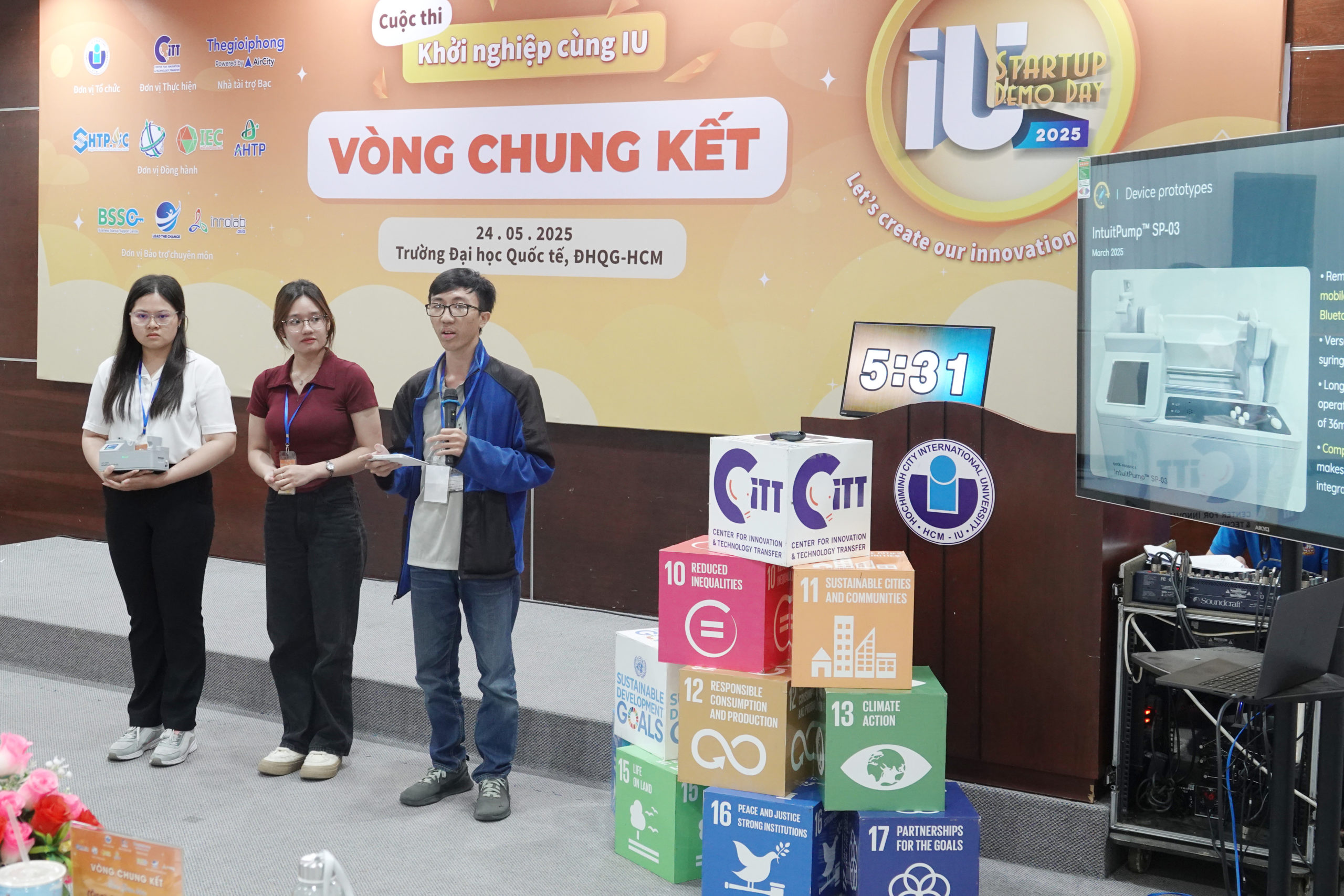 MÁY BƠM TIÊM ĐIỆN THÔNG MINH ĐẠT GIẢI NHẤT CUỘC THI KHỞI NGHIỆP IU STARTUP DEMO DAY MÁY BƠM TIÊM ĐIỆN THÔNG MINH ĐẠT GIẢI NHẤT CUỘC THI KHỞI NGHIỆP IU STARTUP DEMO DAY