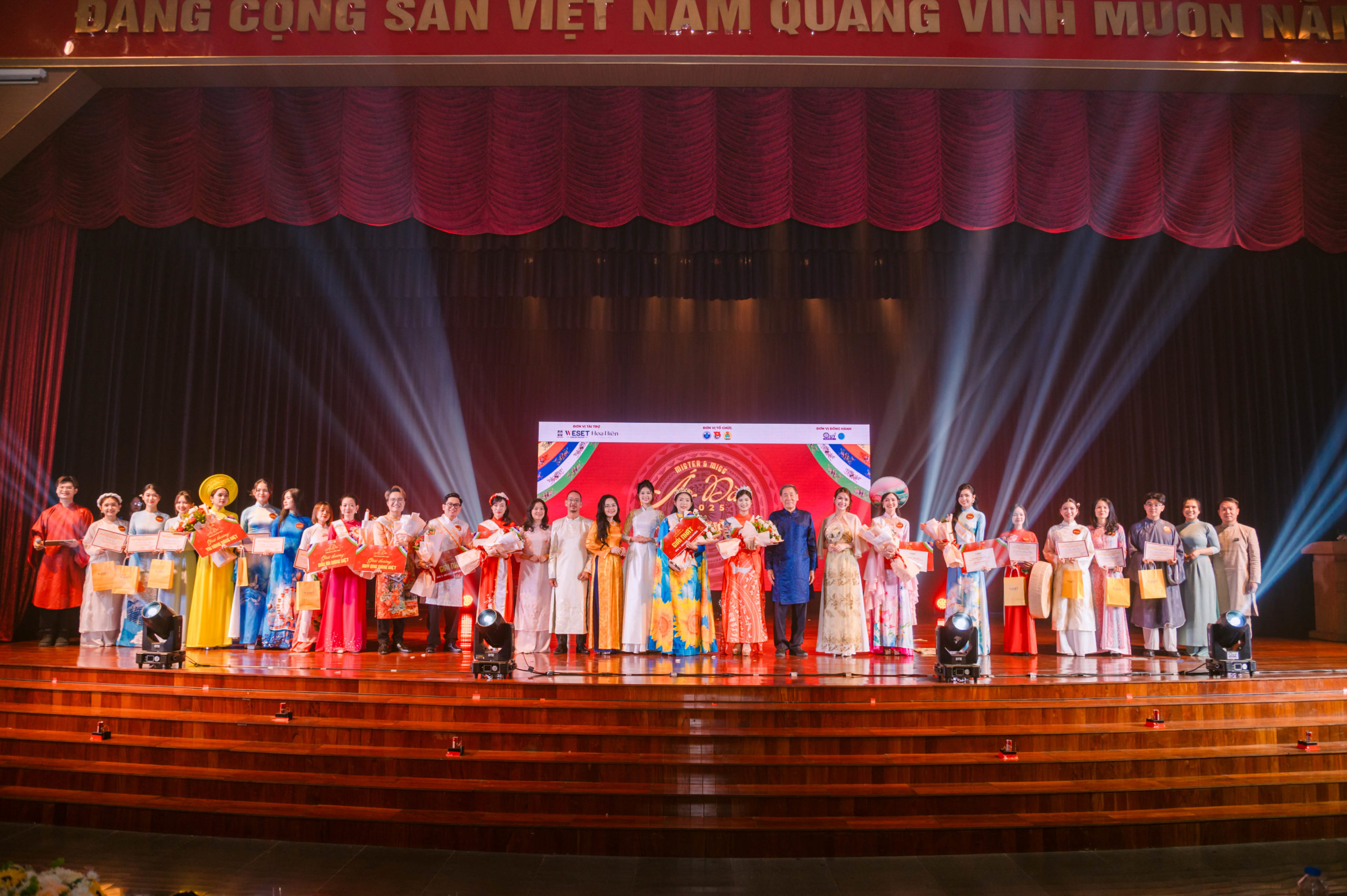 TRƯỜNG ĐẠI HỌC QUỐC TẾ VINH DANH VẺ ĐẸP ÁO DÀI CÙNG “MISTER & MISS ÁO DÀI 2025 – GẤM HOA HỒN VIỆT” TRƯỜNG ĐẠI HỌC QUỐC TẾ VINH DANH VẺ ĐẸP ÁO DÀI CÙNG “MISTER & MISS ÁO DÀI 2025 – GẤM HOA HỒN VIỆT”
