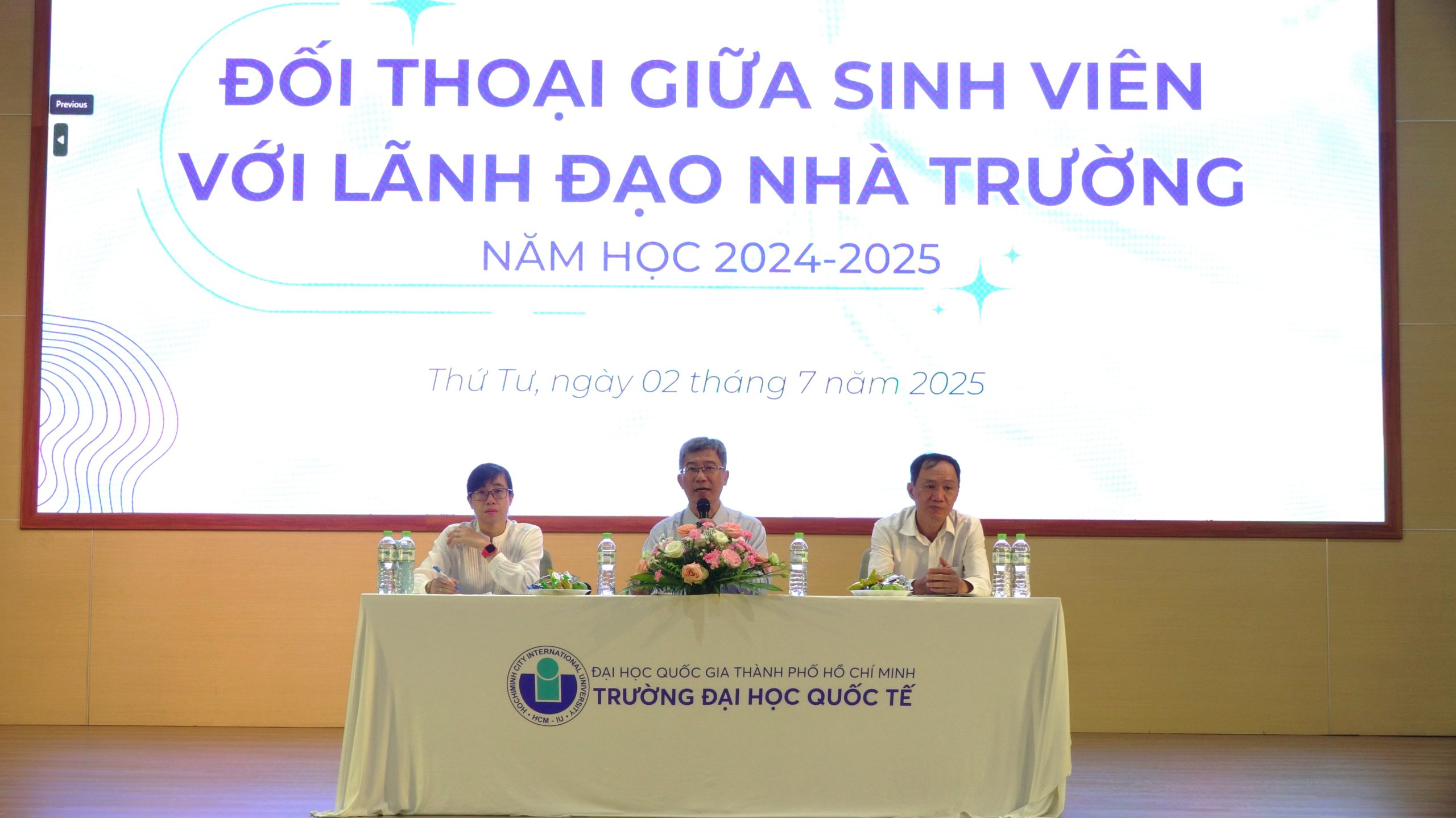 BAN GIÁM HIỆU TRƯỜNG ĐH QUỐC TẾ ĐỐI THOẠI CÙNG SINH VIÊN