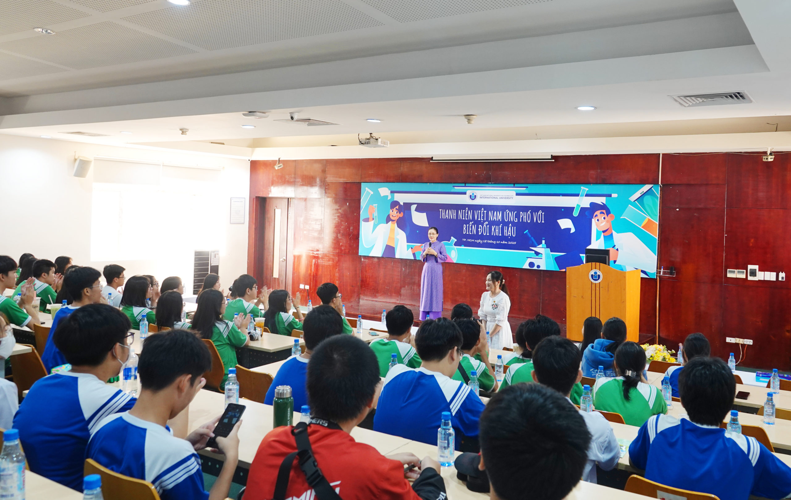 LÊ QUÝ ĐÔN HIGH SCHOOL STUDENTS TACKLE CLIMATE CHANGE AT IU PUBLIC LECTURE