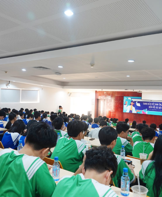 HỌC SINH TRƯỜNG THPT LÊ QUÝ ĐÔN THỬ CÁCH  ỨNG PHÓ VỚI BIẾN ĐỔI KHÍ HẬU VỚI BÀI GIẢNG ĐẠI CHÚNG  TẠI TRƯỜNG ĐH QUỐC TẾ