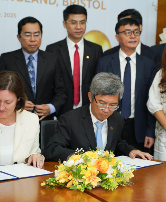 HAI TRƯỜNG ĐẠI HỌC VIỆT NAM VÀ ANH QUỐC KỶ NIỆM 20 NĂM HỢP TÁC ĐÀO TẠO