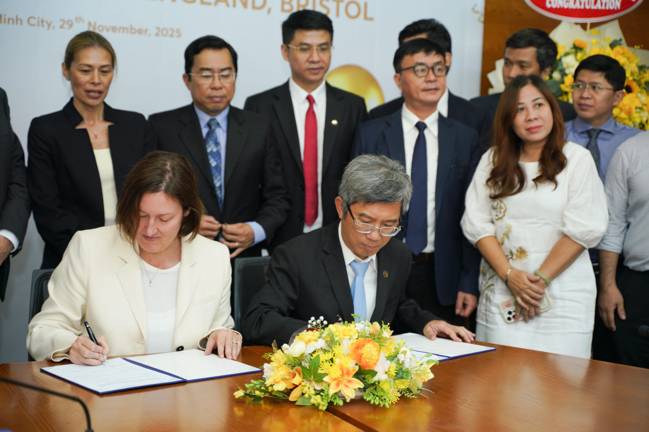 HAI TRƯỜNG ĐẠI HỌC VIỆT NAM VÀ ANH QUỐC KỶ NIỆM 20 NĂM HỢP TÁC ĐÀO TẠO HAI TRƯỜNG ĐẠI HỌC VIỆT NAM VÀ ANH QUỐC KỶ NIỆM 20 NĂM HỢP TÁC ĐÀO TẠO