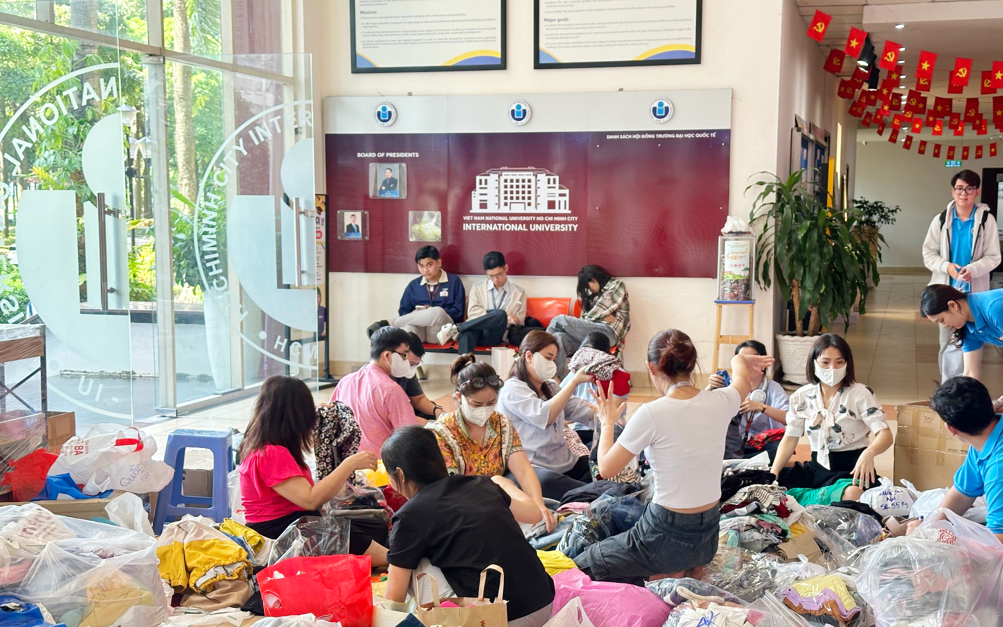 TRƯỜNG ĐH QUỐC TẾ SÁT CÁNH CÙNG SINH VIÊN VƯỢT QUA BÃO LŨ TRƯỜNG ĐH QUỐC TẾ SÁT CÁNH CÙNG SINH VIÊN VƯỢT QUA BÃO LŨ